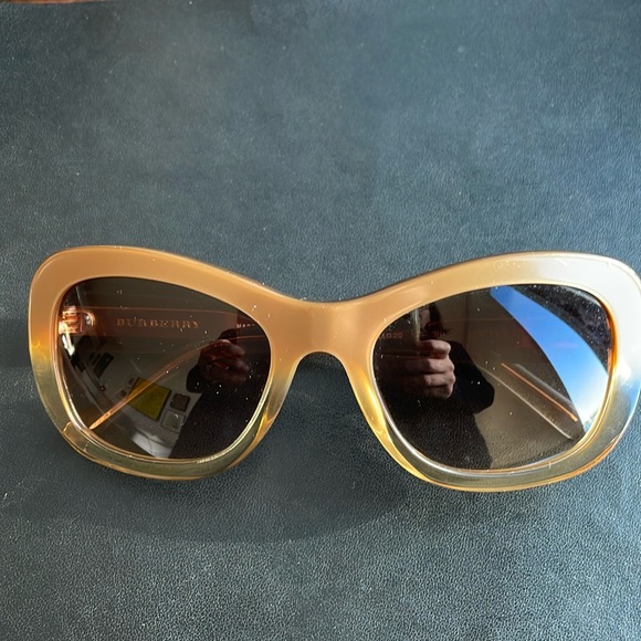 Burberry sunglasses excellent condition - Picture 1 of 5